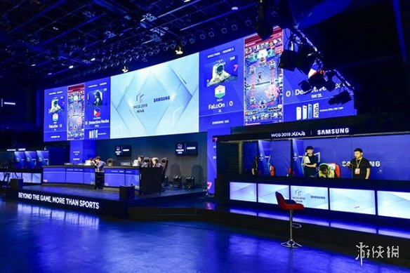 现得更加自 现得更加自